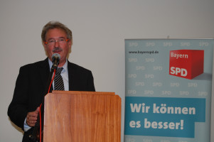 Jean Asselborn bei seiner Rede im vollbesetzten Festsaal der Stadtmensa