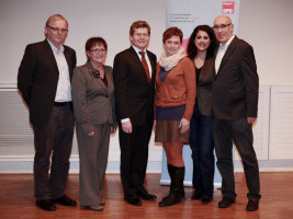 Ein starkes Team für Würzburg, Gerbrunn und Rottendorf: Reinhard Schinzel (OV Gerbrunn), Bezirkstagskandidatin Schäfer-Blake, Landtagskandidat Rosenthal, Doris Wolf (OV Rottendorf), Bundestagskandidatin Mansury, Eberhard Grötsch (WürzburgSPD)