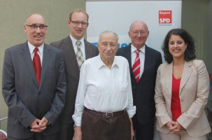 Jubilar Robert Kiesel (M.) mit Festredner Franz Maget (2. v. r.) und der Spitze der WürzburgSPD