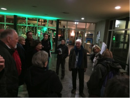 Petra Maidt M.A. (vorn im Bild) und Dr. Suse Schmuck von der Heiner-Reitberger-Stiftung erläutern den interessierten Besuchern den Grundriss des Mozartareals.