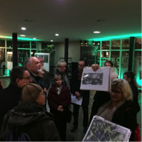 Petra Maidt M.A. (vorn im Bild) und Dr. Suse Schmuck von der Heiner-Reitberger-Stiftung erläutern den interessierten Besuchern den Grundriss des Mozartareals.