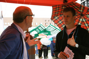 Im Zweiergespräch alles erfahren, was einen Interessiert - beim Stand der SPD auf dem Würzburger Stadtfest.