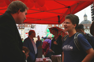 Ein künftiger Erstwähler im Gespräch mit den Sozialdemokraten.