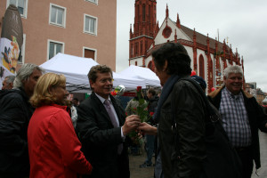 Oberbürgermeister und Landtagskandidat Georg Rosenthal verteilte Rosen und beantwortete Fragen der Bürgerinnen Bürger.