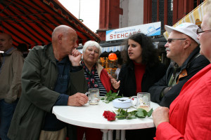 Ein Plausch am Stehtisch: Bundestagskandidatin Homaira Mansury mit Bürgerinnen und Bürgern auf dem Würzburger Stadtfest.