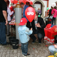 Die roten SPD-Luftballons waren bei den kleinen Besuchern der Renner.