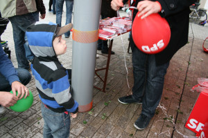 Ein roter Luftballon für die jüngsten SPD-Stand-Besucher.