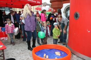 Das Preis-Angeln war nicht nur für die Angler spannend - gebannt schauten die Erwachsenen zu, wie geschickt die Kinder ihre Preise fischten.