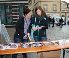 Besucherinnen ordneten Schlagworte wie Westbindung, Warschauer Kniefall oder auch Wirtschaftswunder den deutschen Kanzlern zu.