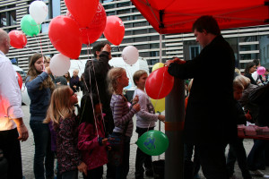 Großer Andrang bei den roten SPD-Luftballons.