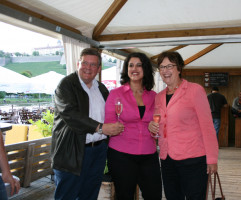 Landtagsabgeordnete Volkmar Halbleib, Bundestagskandidatin Homaira Masury und Brigitte Zypries am Würzburger Stadtstrand.
