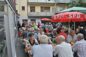 Gute Stimmung im Hof des Hannsheinz-Bauer-Hauses in der Semmelstraße