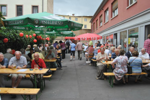 Gäste beim traditionellen Hoffest der SPD zur Zwiebelkirchweih