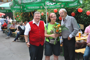 Volkmar Halbleib mit der Kreuzbergwallfahrerin Dr. Martina Edelmann und Bürgermeister Rainer Kinzkofer (Veitshöchheim)